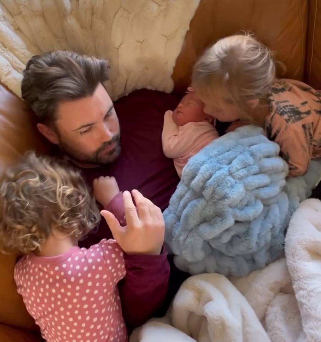 56 yaşındaki kadın, torununu doğurdu 15